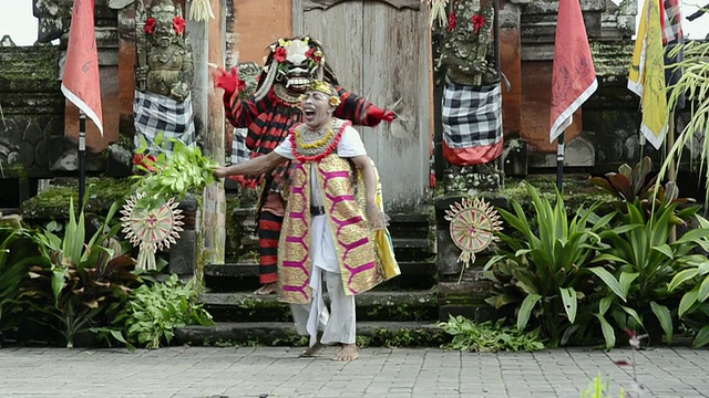 TD TS Rangda表演巴龙舞蹈在寺庙音频/ Batubulan，巴厘岛，印度尼西亚视频素材