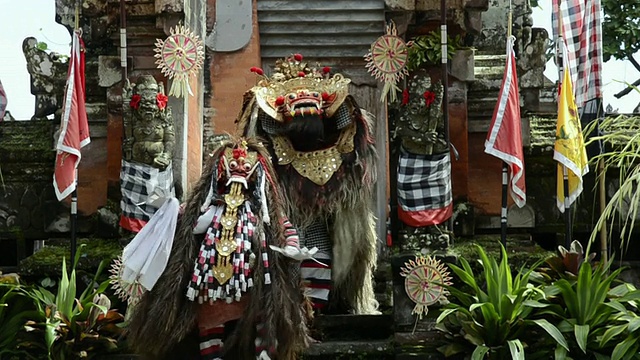 MS TS Barong和Rangda舞蹈表演在寺庙，音频/ Batubulan，巴厘岛，印度尼西亚视频素材