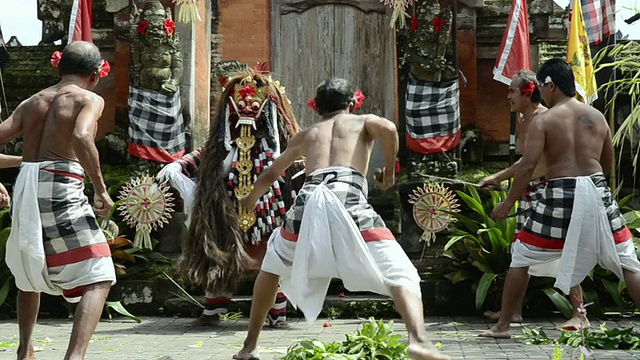 PAN Kris舞者和Rangda在寺庙音频/ Batubulan表演Barong-Kris舞蹈，印度尼西亚巴厘岛视频素材