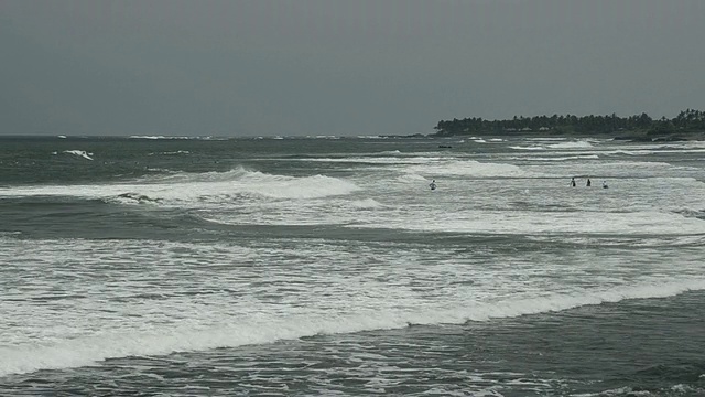 在回声海滩冲浪的WS拍摄，冲浪海滩，satubelig，亚洲音频/水明漾，巴厘岛，印度尼西亚视频素材