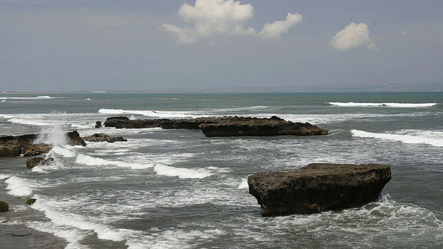 岩石形成和冲浪在回声海滩，冲浪海滩，Batubelig，亚洲音频/水明漾，巴厘岛，印度尼西亚视频素材