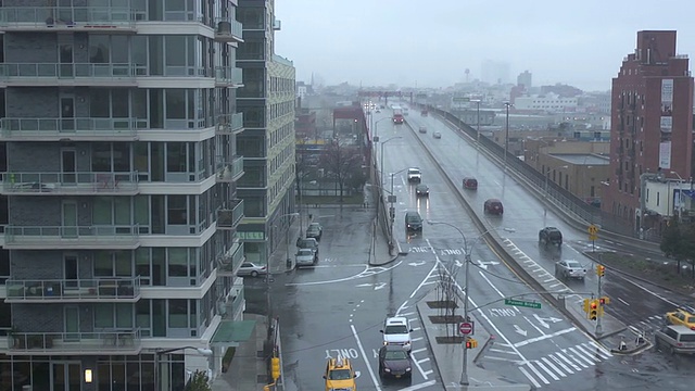 灰色和雨天的城市与交通/纽约，美国视频素材