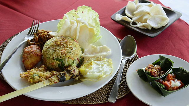 CU拍摄的炒饭，鸡肉，鸡蛋，kerupuk饼干和巴厘岛食物/乌布，印度尼西亚视频素材