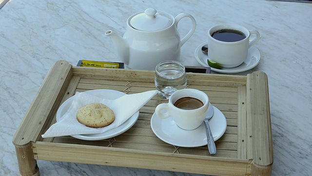 MS Shot of Espresso cafÃ©with tea and biscuit /乌布，巴厘岛，印度尼西亚视频素材