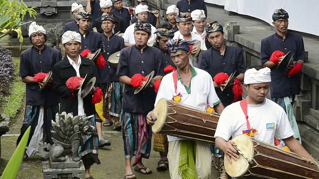 印度尼西亚巴厘岛的白舍基庙，巴厘岛人在加美兰音乐中行进，举行仪式视频素材