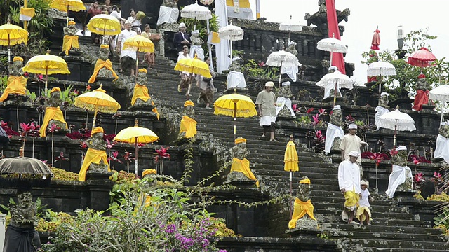 印度尼西亚巴厘岛，巴厘人参观装饰华美的贝舍基母庙举行仪式视频素材