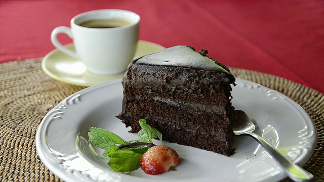 MS Shot of Chocolate cake and CafÃ©/乌布，巴厘岛，印度尼西亚视频素材