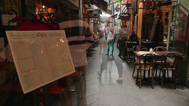 在澳大利亚维多利亚州墨尔本的city lane，许多人享受着cafÃ©和餐厅文化视频素材