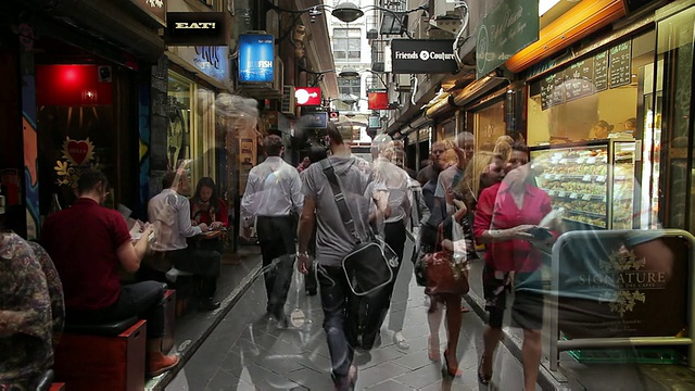 在澳大利亚维多利亚州墨尔本的city lane，许多人享受着cafÃ©和餐厅文化视频素材