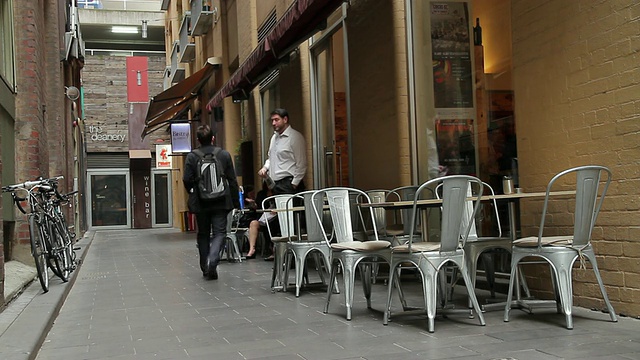 人们在澳大利亚维多利亚州墨尔本的city lane享受cafÃ©和餐厅文化视频素材