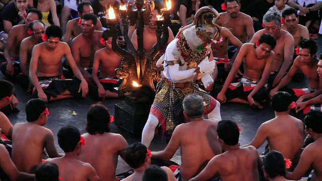 MS TS Kecak舞蹈在Uluwatu Temple AUDIO / Uluwatu悬崖上表演，印尼巴厘岛视频素材