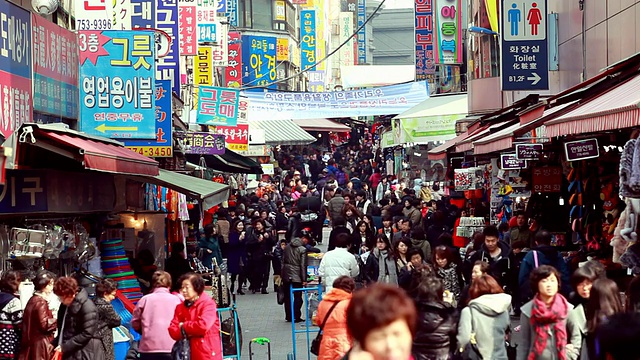 在韩国首尔市中心南大门市场购物的人们视频素材