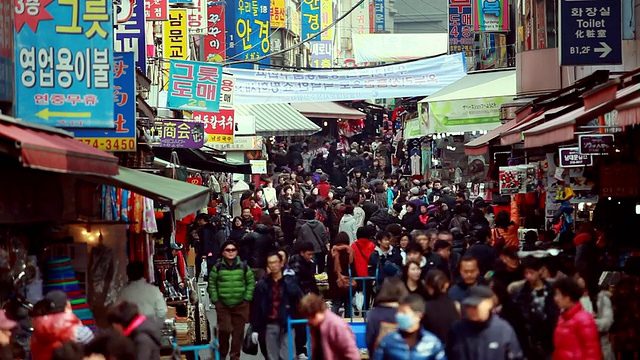 在韩国首尔市中心南大门市场购物的人们视频素材