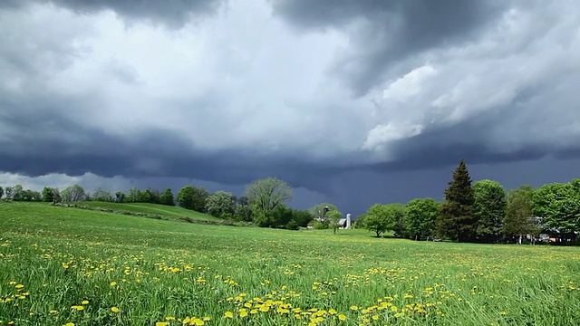 加拿大安大略省斯特灵农场上空雷雨逼近的WS图视频素材