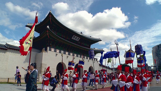 韩国首尔，穿着传统制服的人们在Gwanghwamun(景福宫前门)后面游行视频素材