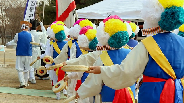 MS Rear View of Traditional Samulnoli Group演奏(韩国传统打击乐四重奏)/龙仁，京吉道，韩国视频素材