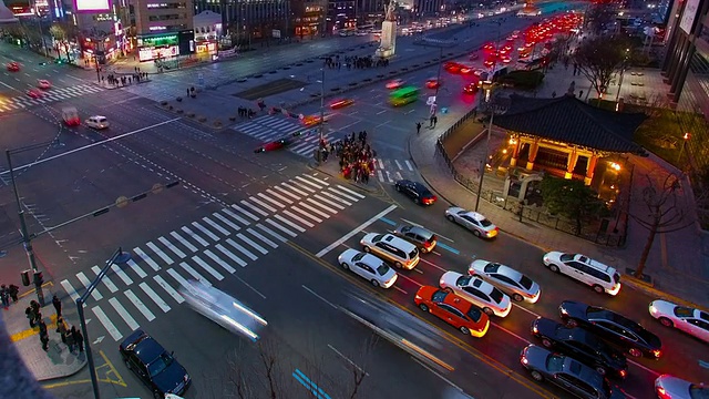 韩国首尔光华门广场的交通状况视频素材