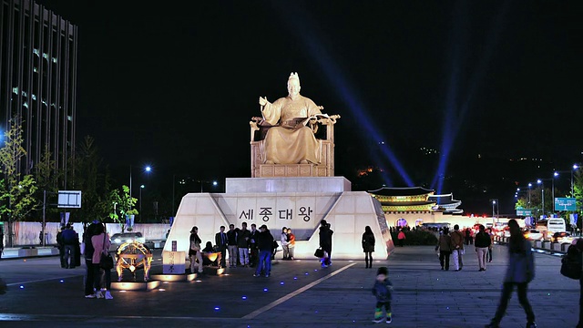 韩国首尔，人们在光华门广场世宗国王雕像前漫步视频素材