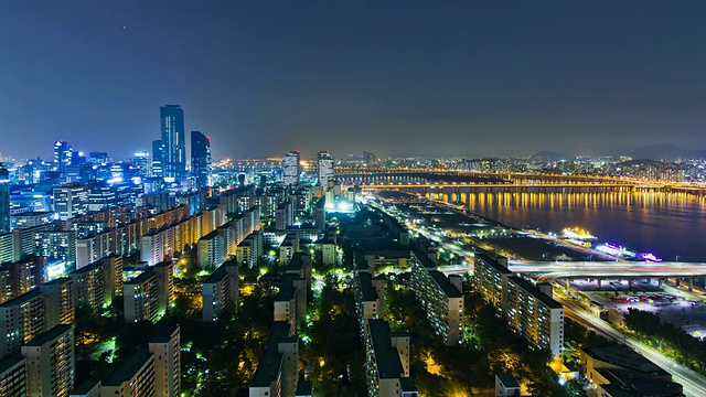 韩国首尔Yeouido Hangang河滨照明区夜间的WS T/L视图视频素材