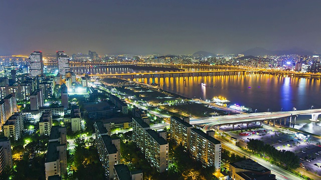 韩国首尔Yeouido Hangang河滨照明区夜间的WS T/L视图视频素材