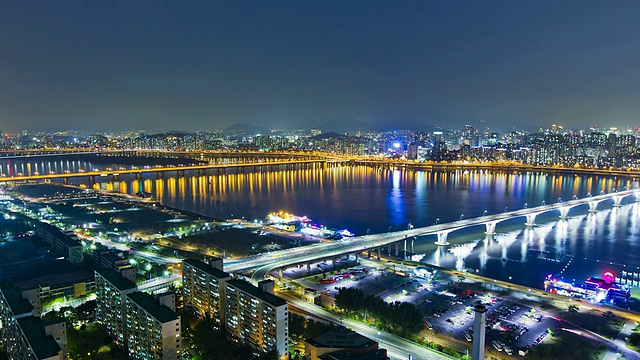 韩国首尔Yeouido Hangang河滨照明区夜间的WS T/L视图视频素材