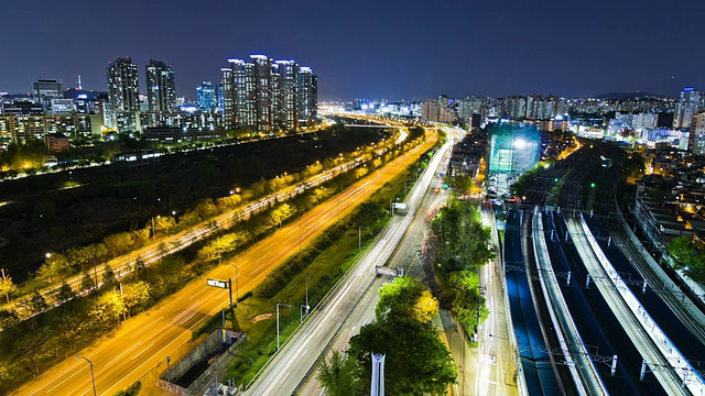 韩国首尔Yeouido支流生态公园和Singil火车站夜间景观视频素材