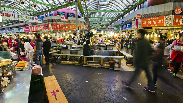 韩国首尔，人们在光江食品市场闲逛视频素材