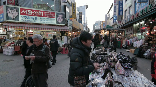 人们在韩国首尔的明洞购物区闲逛视频素材