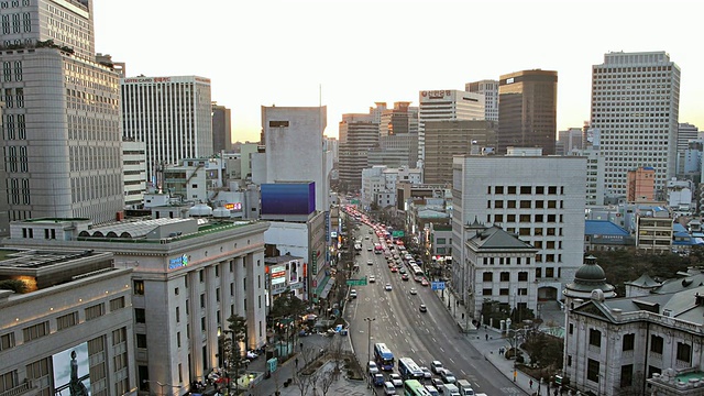 南大门市道(南大门市场和韩国银行与明洞地区)/韩国市区的交通景象视频素材