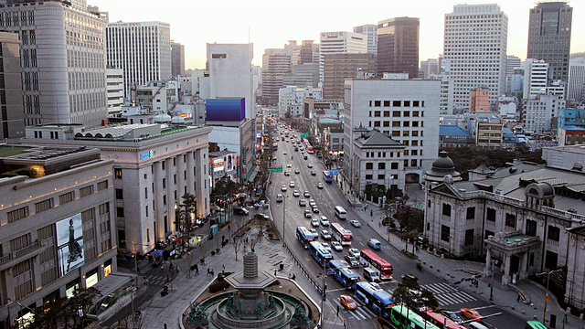 韩国市中心南大门路WS T/L View of Namdaemuro Road(南大门市场和韩国银行与明洞地区视频素材