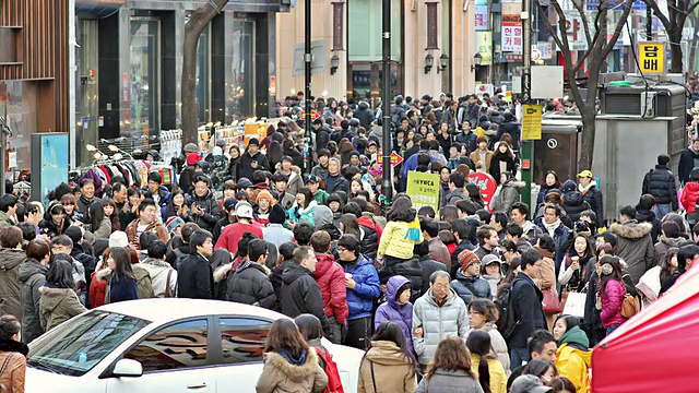 人们在韩国明洞购物区闲逛视频素材