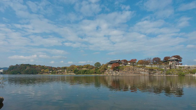 WS传统屋顶瓦屋(Choksuknoo)位于韩国庆尚南道金州城堡(Jinjuseong Castle / Jinju)附近的山上视频素材