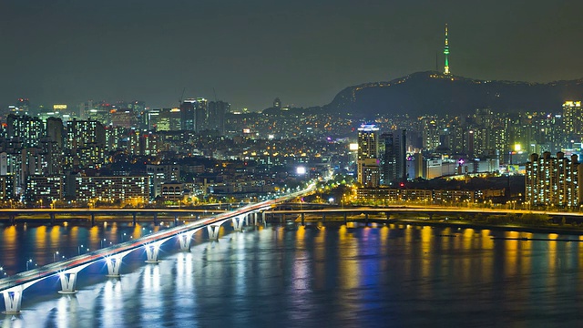 韩国首尔，夜间观景的原雨大学桥和首尔塔视频素材