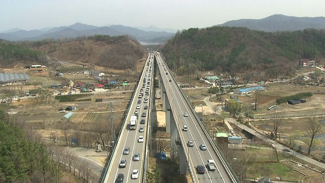 韩国忠清北道大田高速公路上的MS空中交通视频素材