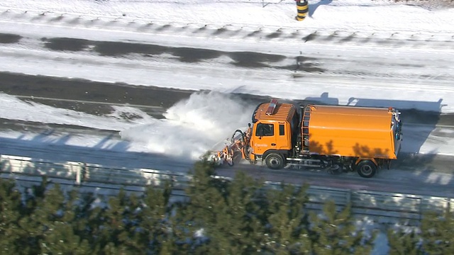 MS AERIAL TS扫雪机清理道路/江原道，韩国视频素材