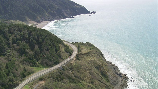 WS鸟瞰图俄勒冈海岸公路与山/美国视频素材