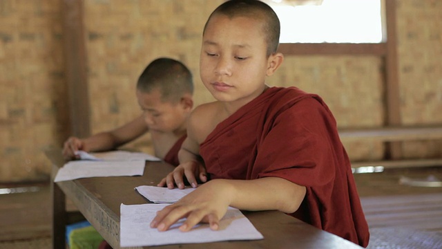 缅甸蒲甘，初学者在教室里学习视频素材