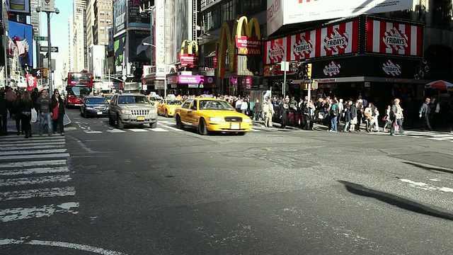 MS Traffic moving on street /纽约，曼哈顿，美国视频素材