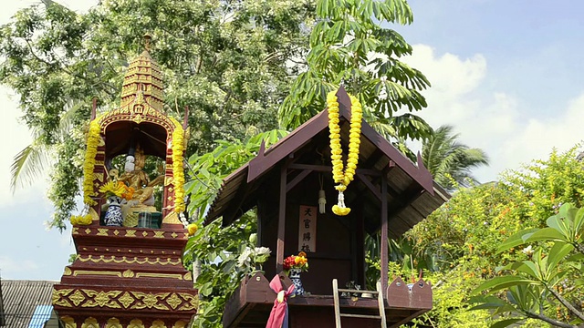 MS R/F Shot of Spirit house near Mae Nam Beach / Mae Nam，苏梅岛，泰国视频素材