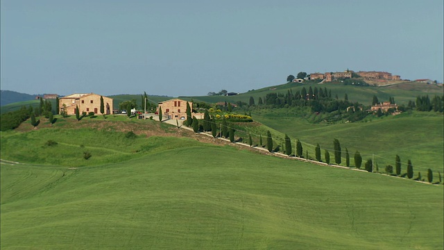 MS View of Country road in tuscan countryside with Country house and Country village /锡耶纳，托斯卡纳，意大利视频素材