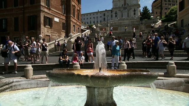 拍摄Fontana Della barcaccia(旧船的喷泉)scalinata trinita dei monti(西班牙台阶)/罗马，意大利视频下载