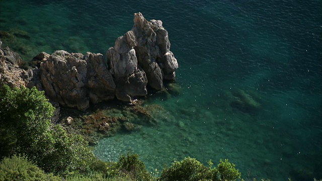 MS ZI Rock在托斯卡纳群岛阿根廷海/格罗塞托，托斯卡纳，意大利视频素材