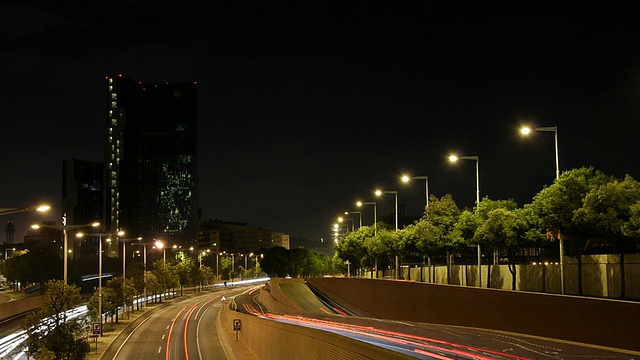 巴塞罗那夜，交通路径，天然气天然气大楼视频素材