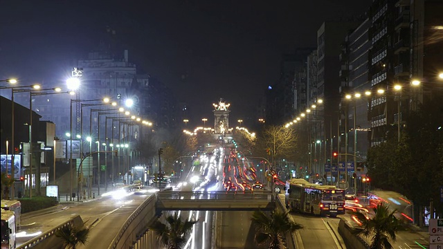 巴塞罗那，交通步道和桥梁，西班牙广场，夜晚视频素材