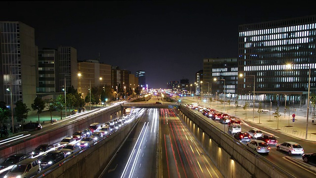 巴塞罗那西侧，Les Corts-Hospitalet路的交通步道，夜间视频素材