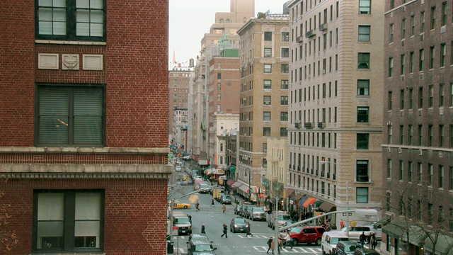 MS Backplate Upper East Side low floor building with prominent traffic moving /纽约，纽约，美国视频素材