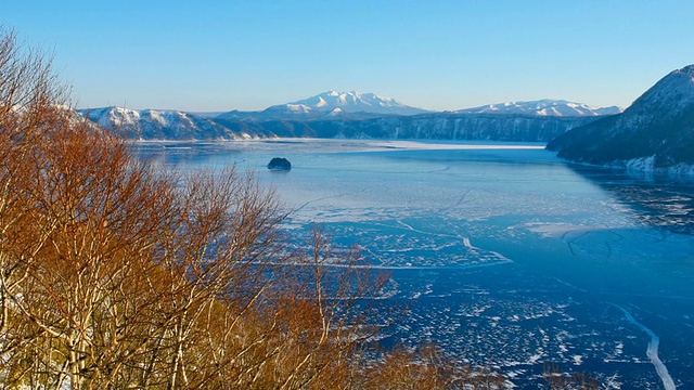 T/L, WS, ZO，冬季马淑湖的日出/日本北海道阿kan国家公园视频素材