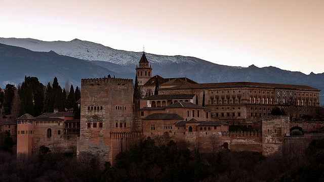 太阳升起在阿尔罕布拉和内华达山脉从Mirador de San NicolÃ’s在阿尔巴辛格拉纳达/格拉纳达，西班牙视频素材