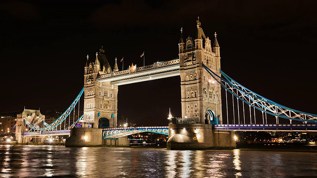 T/L The Tower Bridge at night /伦敦，英国，英国视频素材