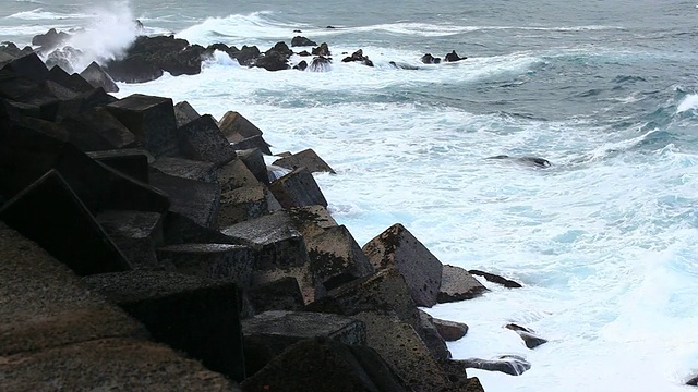 海浪冲击着岩石海岸视频素材